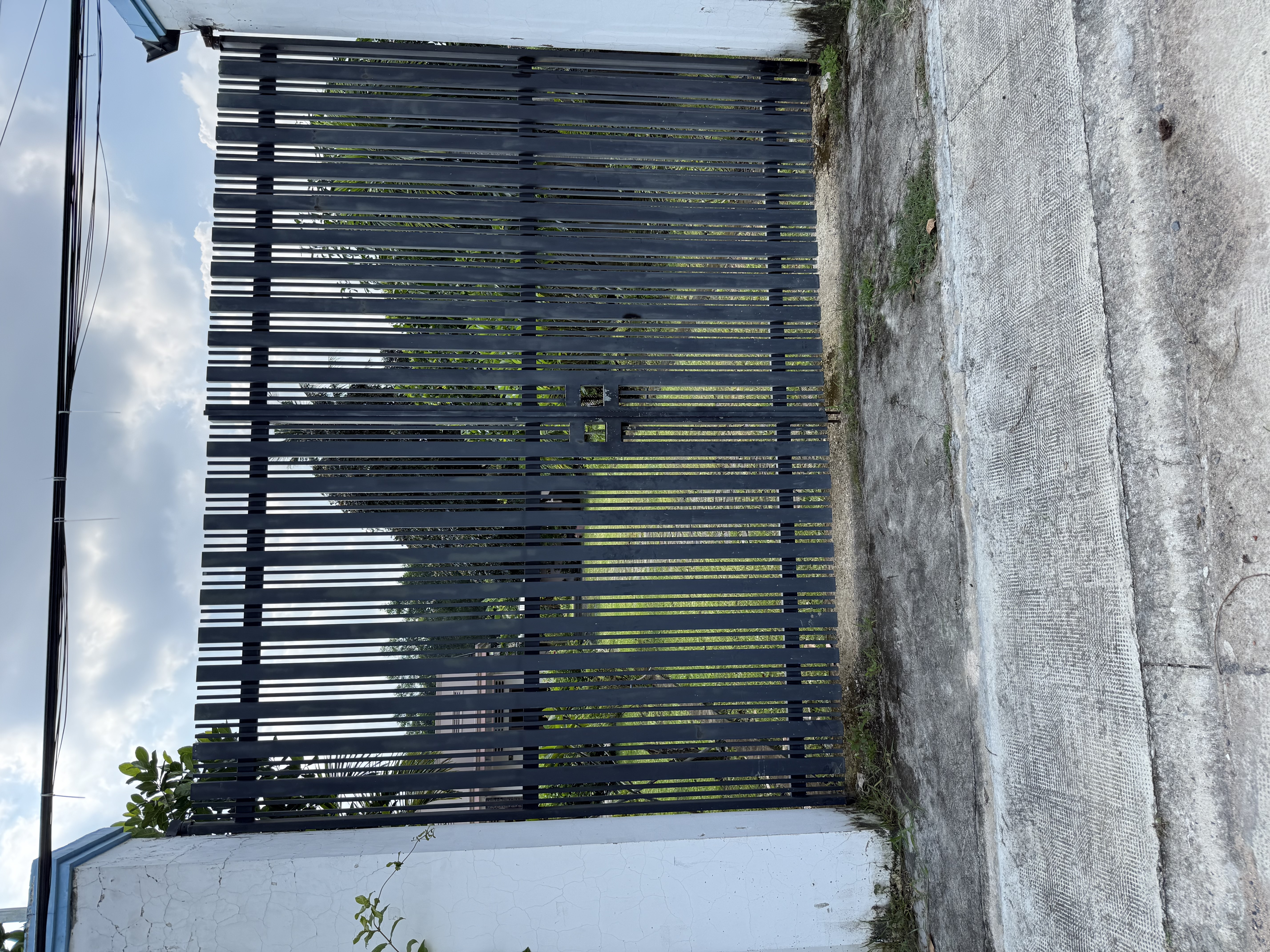 Gía cửa cổng sắt